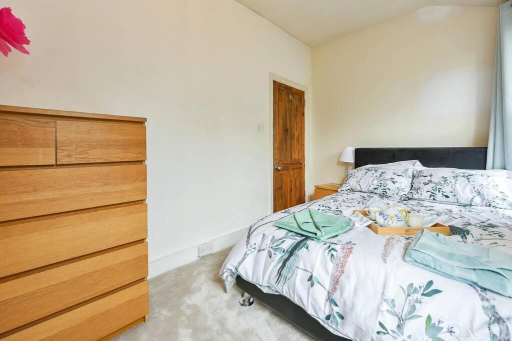 Groves 4 Bedroom, Shepherds Bush Лондон Екстер'єр фото